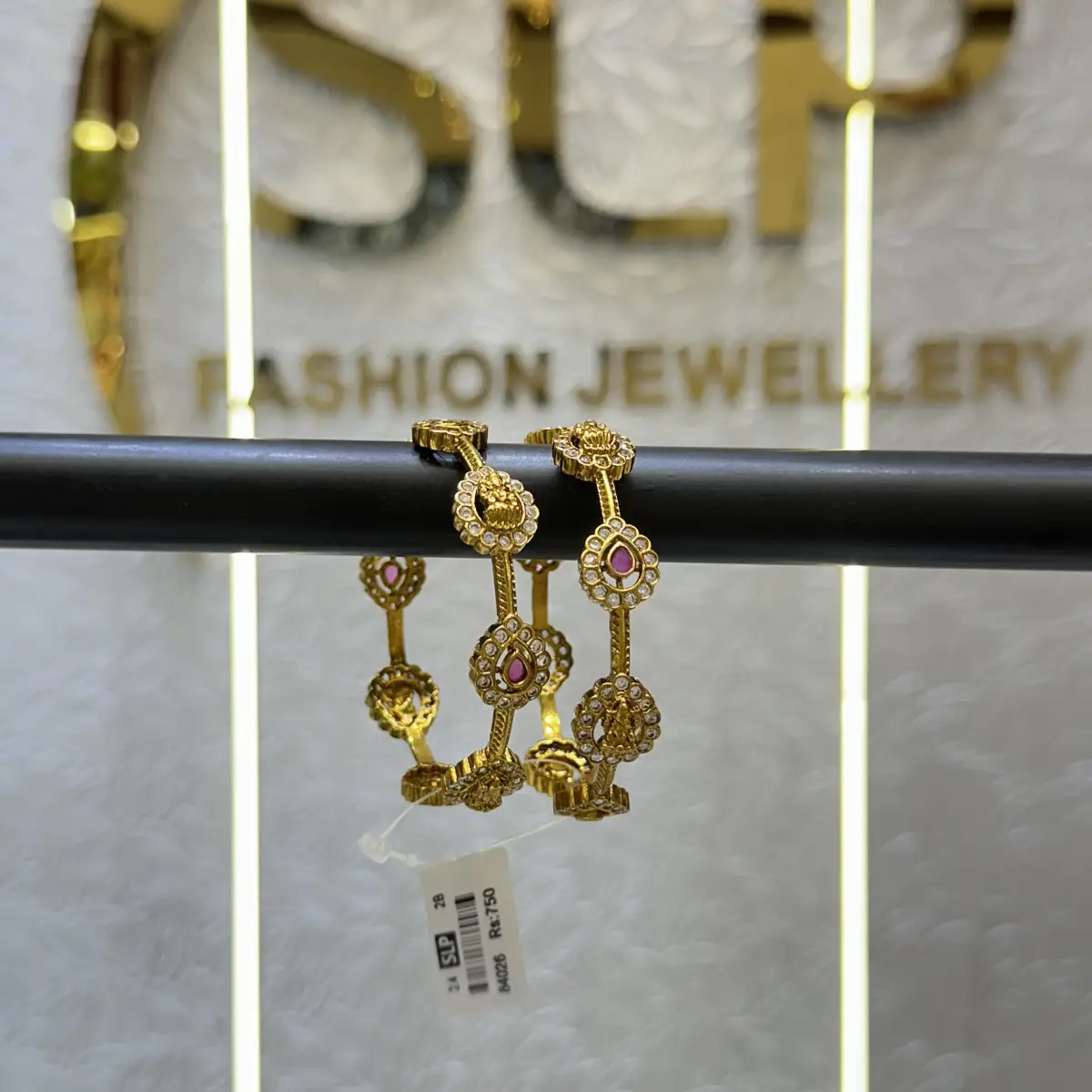 MATT BANGLES M0010